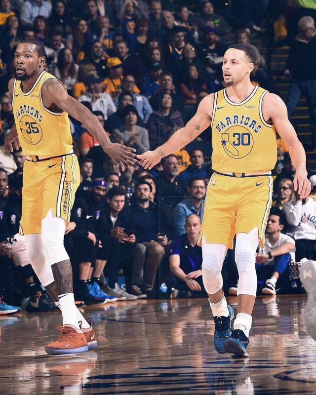 体育官方：米兰与39岁伊布续约一年